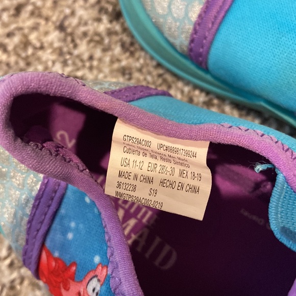 11–12 little girls,swim shoes-perfect for the lake/ ocean Disney little mermaid - Picture 3 of 13